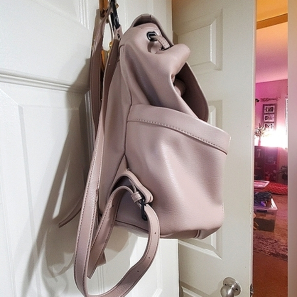 Elizabeth & James Tan Beige Slouchy Bucket Vegan Leather Drawstring Backpack EUC main image 14